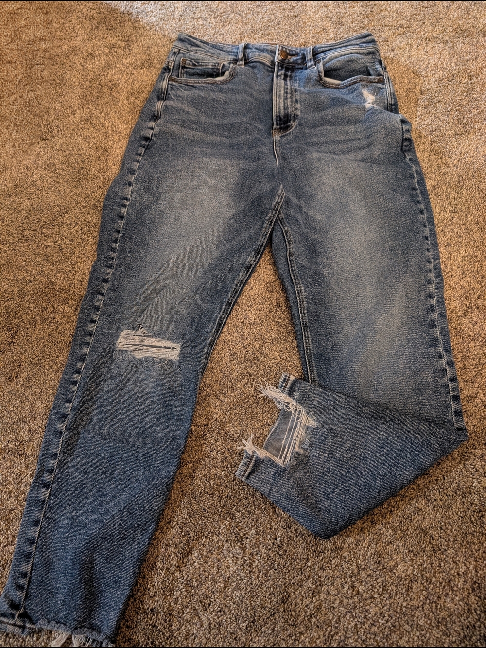 🌼 American Eagle Outfitters High-Rise Mom Distressed Jeans  EUC Size 8